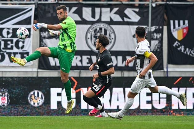 From left goalkeeper Adam Zadrazil of Hradec Kralove, Ilhan Fakili of Besiktas and Vladimir Darida of Hradec Kralove in action during the Football European League 3rd qualifying round, 1st leg match FC Hradec Kralove vs Besiktas Istanbul on August 6, 2026, in Hradec Kralove, Czech Republic. (CTKxPhoto DavidxTanecek) CTKPhotoP2026080606449  CTKPhotoP2026080606449