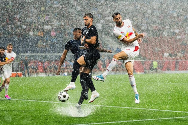 SOCCER - UEFA EL, RBS vs Pafos SALZBURG,AUSTRIA,06.AUG.26 - SOCCER - UEFA Europa League, qualification, Red Bull Salzburg vs Pafos FC. Image shows Vlad Dragomir (Pafos) and Dominik Schmid (RBS).  GEPAxpictures xJulioxArellano