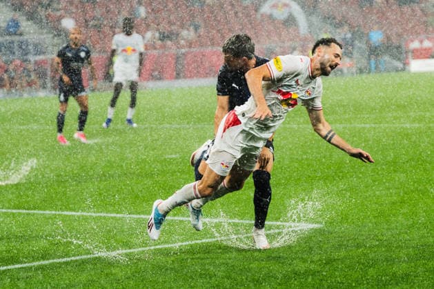 SOCCER - UEFA EL, RBS vs Pafos SALZBURG,AUSTRIA,06.AUG.26 - SOCCER - UEFA Europa League, qualification, Red Bull Salzburg vs Pafos FC. Image shows Vlad Dragomir (Pafos) and Dominik Schmid (RBS).  GEPAxpictures xJulioxArellano