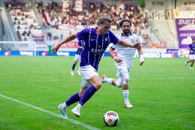 GER, Aue, Fussball, Regionalliga Nordost, 3. Spieltag, FC Erzgebirge Aue vs. BFC Dynamo im Bild v.l.: Devin Angleberger (FC Erzgebirge Aue 03), Aktion mit Ball 06.08.2026, EINS Erzgebirgsstadion Aue DFB REGULATIONS PROHIBIT ANY USE OF PHOTOGRAPHS AS IMAGE SEQUENCES AND OR QUASI-VIDEO, *** GER, Aue, Soccer, Northeast Regional League, Matchday 3, FC Erzgebirge Aue vs. BFC Dynamo (pictured, from left: Devin Angleberger, FC Erzgebirge Aue 03), in action with the ball, August 6, 2026, EINS Erzgebirgsstadion Aue DFB REGULATIONS PROHIBIT ANY USE OF PHOTOGRAPHS AS IMAGE SEQUENCES AND OR QUASI-VIDEO, Copyright: HMBxMedia PaulxFritz
