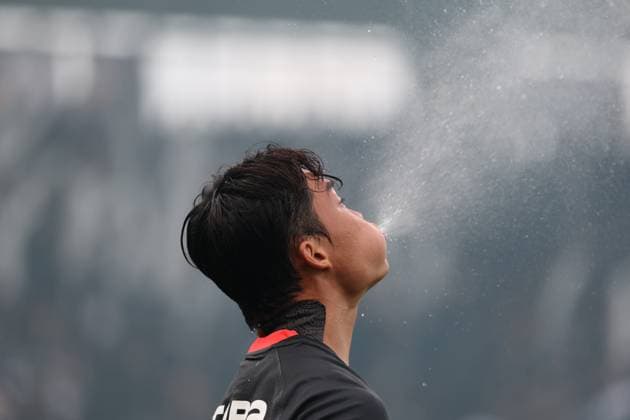 Sport Bilder des Tages 06.August.2026 - SOCCER - 2026 27 UEFA EUROPA LEAGUE, Third Qualifying Round, 1st Leg FC Hradec Kralove vs Besiktas JK Hyeongyu Oh (Besiktas) sprays water on the pitch before the match Hradec Kralove Hradec Kralove, Czech Republic Malsovicka Arena Malsovicka Arena Czech Republic Copyright: xYigitxOermex xPsxImagesxYigitxOermex xPsxImagesx