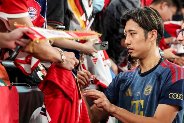 August 6, 2026, Hong Kong, Kaohsiung City, China: Hiroki Ito of FC Bayern Munich signs autographs for fans before the Audi Football Summit 2026 match against Aston Villa at Kai Tak Stadium in Hong Kong, China. Hong Kong China - ZUMAh201 20260806_zsp_h201_007 Copyright: xYichinxHoux
