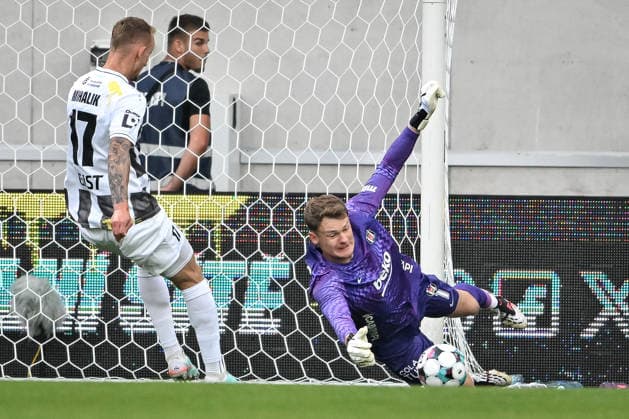 Hradec Kralove v Besiktas - UEFA Europa League HRADEC KRALOVE, CZECH REPUBLIC - AUGUST 6: Ondrej Mihalik of Hradec Kralove (L) in action against Goalkeeper Alexander Nubel of Besiktas (R) during the UEFA Europa League third qualifying round match between FC Hracek Kralove and Besiktas JK at FINEP Arena in Hradec Kralove, Czech Republic on August 6, 2026. Lukas Kabon Anadolu Hradec Kralove Czech Republic. Editorial use only. Please get in touch for any other usage.  Copyright: x2026xAnadoluxLukasxKabonx