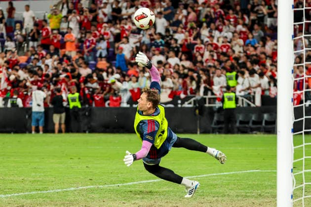 August 6, 2026, Hong Kong, Kaohsiung City, China: Manuel Neuer of FC Bayern Munich dives to attempt a save during the team s pre-match warm-up ahead of the Audi Football Summit 2026 match against Aston Villa at Kai Tak Stadium in Hong Kong, China. Audi Football Summit 2026 FC Bayern Munich Vs Aston Villa  - ZUMAh201 20260806_zsp_h201_013 Copyright: xYichinxHoux