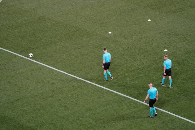 Fussball: Österreich: UEFA Conference League Qualifikation 2026 2027 - 3. Runde, 06.08.2026 - FC Red Bull Salzburg (Österreich) vs. Pafos FC (Zypern) - Red Bull Arena (Wals-Siezenheim, Österreich); Spielunterbrechung in der Red Bull Arena wegen Regen Gewitter; Schiedsrichter Damian Sylwestrzak und sein Team testen die Spielbedingungen *** Soccer Austria UEFA Conference League Qualifiers 2026–2027, Round 3, August 6, 2026, FC Red Bull Salzburg (Austria) vs. Pafos FC (Cyprus) at Red Bull Arena, Wals-Siezenheim, Austria. The match was interrupted at Red Bull Arena due to rain and a thunderstorm. Referee Damian Sylwestrzak and his team are assessing the playing conditions. Copyright: xLUKAxKOLANOVICx