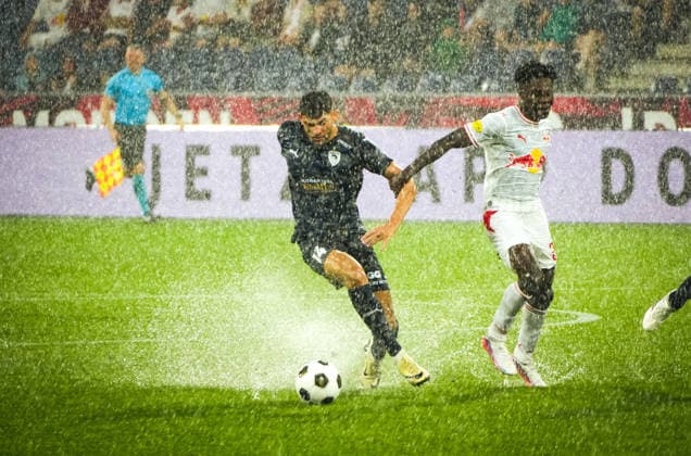 Fussball: Österreich: UEFA Conference League Qualifikation 2026 2027 - 3. Runde, 06.08.2026 - FC Red Bull Salzburg (RB, Österreich) vs. Pafos FC (Zypern) - Red Bull Arena (Wals-Siezenheim, Österreich); Edmund Baidoo (FC Red Bull Salzburg) mit Nikolas Ioannou *** Soccer Austria UEFA Conference League Qualifiers 2026–2027, Round 3, August 6, 2026: FC Red Bull Salzburg (RB), Austria vs. Pafos FC, Cyprus; Red Bull Arena, Wals-Siezenheim, Austria; Edmund Baidoo; FC Red Bull Salzburg with Nikolas Ioannou Copyright: xLukasxBierederx