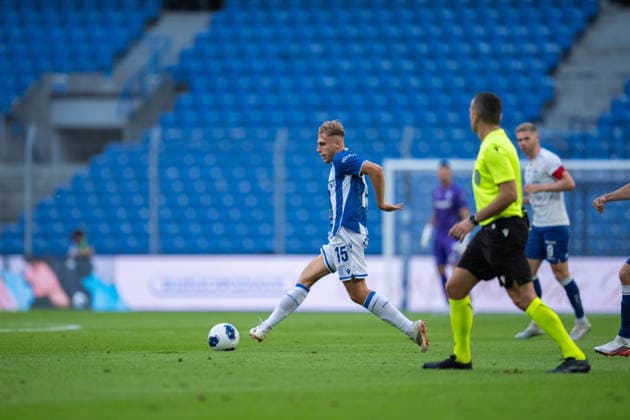 Michal Gurgul of Lech Poznan delivers a cross during UEFA Conference League - Third Qualifying Round season 26 27 match between teams of Lech Poznan and KI Klaksvik (Ruslan Taran Ball Raw Images) Poznan Enea Stadion Poland Copyright: xRuslanxTaranx RUS_LPOvKLA-0044