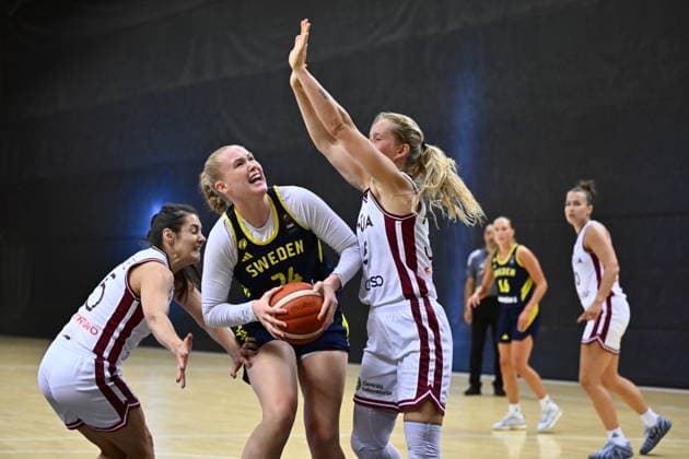 Sport Bilder des Tages STOCKHOLM, SVERIGE 20260806 Sveriges Tilda Trygger mellan Lettlands Ieva Pulvere och Digna Strautmane under träningslandskampen inför basket-EM mellan Sverige och Lettland pa Fryshuset. STOCKHOLM SVERIGE x10040x *** STOCKHOLM, SWEDEN 20260806 Sweden s Tilda Trygger between Latvia s Ieva Pulvere and Digna Strautmane during the international friendly match ahead of the European Basketball Championship between Sweden and Latvia at Fryshuset, STOCKHOLM, SWEDEN x10040x  Copyright: xAndersxWiklund TTx BASKET DAMER SVERIGE-LETTLAND DAMER