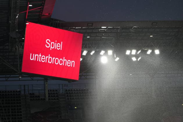 Fussball: Österreich: UEFA Europa League Qualifikation 2026 2027 - 3. Runde, 06.08.2026 - FC Red Bull Salzburg (RB, Österreich) vs. Pafos FC (Zypern) - Red Bull Arena (Wals-Siezenheim, Österreich); mögliche Spielabsage - Regen, Sturm, Gewitterwarnung *** Soccer Austria UEFA Europa League Qualifying 2026–2027, Round 3, August 6, 2026, FC Red Bull Salzburg (RB), Austria vs. Pafos FC, Cyprus, Red Bull Arena, Wals-Siezenheim, Austria; possible game cancellation due to rain, storm, or thunderstorm warning Copyright: xLukasxBierederx