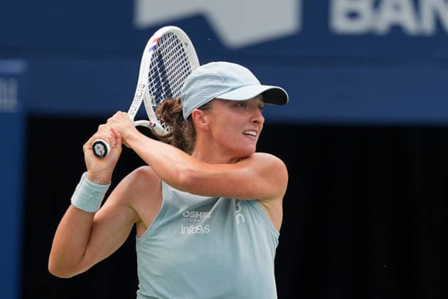 WTA, Tennis Damen Masters 1000 National Bank Open Toronto 2026 - Round of 32 - Day 6 Iga ÅöwiÄÖtek of Poland returns a backhand during the Women™s Singles round of 32 match against Viktorija Golubic of Swiss on day 5 of the WTA Masters 1000 National Bank Open at Sobeys Stadium on August 6, 2026, in Toronto, Canada. (Photo by Leonardo Ramirez Eyepix Group) Copyright: xLeonardoxRamirezx xEyepixxGroupx LR_06082026_08694