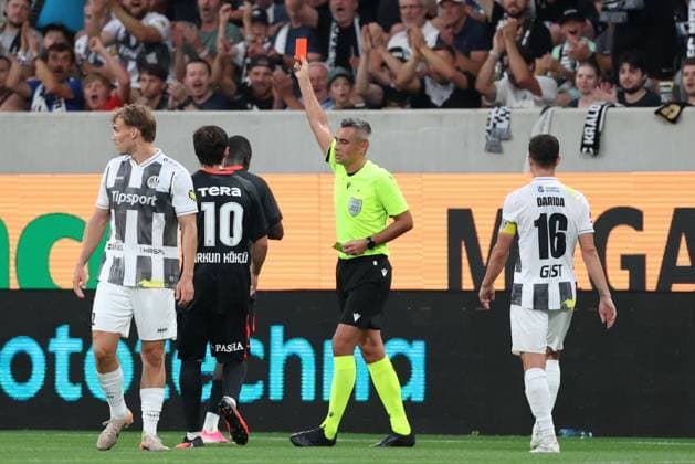 06.August.2026 - SOCCER - 2026 27 UEFA EUROPA LEAGUE, Third Qualifying Round, 1st Leg FC Hradec Kralove vs Besiktas JK Kassoum Ouattara (Besiktas) The referee issues a red card Hradec Kralove Hradec Kralove, Czech Republic Malsovicka Arena Malsovicka Arena Czech Republic Copyright: xYigitxOermex xPsxImagesxYigitxOermex xPsxImagesx
