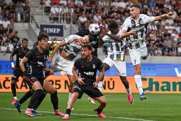 From left Oh Hyeon-gyu of Besiktas, Elione Fernandes Neto of Hradec Kralove, Salih Ozcan of Besiktas, Abdullahi Umar and Jakub Uhrincat of Hradec Kralove in action during the Football European League 3rd qualifying round, 1st leg match FC Hradec Kralove vs Besiktas Istanbul on August 6, 2026, in Hradec Kralove, Czech Republic. (CTKxPhoto DavidxTanecek) CTKPhotoP2026080606942  CTKPhotoP2026080606942