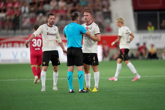 Thun, Switzerland - August 06: Oliver Ekroth (4 Vikingur R.) in discussion with Referee Giorgi Kruashvili (GEO) during the UEFA Europa League Qualification match between FC Thun and Vikingur Reykjavik at VISANA Stadion on August 06, 2026 in Thun, Switzerland.  Copyright: xKjetilxWaberx xSPPx Sportspressphoto_SPR201542