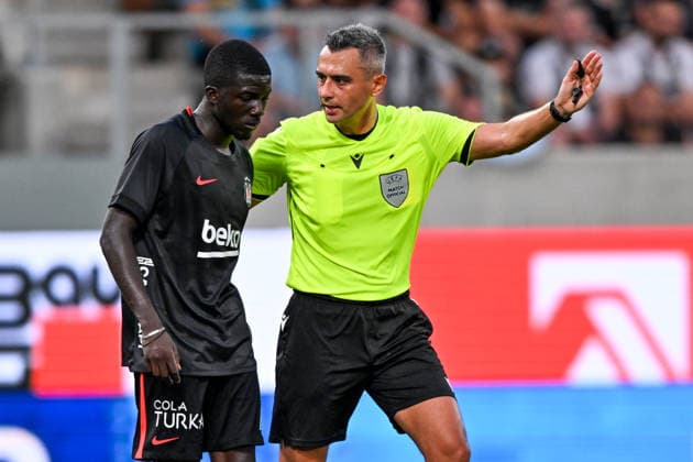 Kassoum Ouattara, left, leaves the field after receiving a red card during the Football European League 3rd qualifying round, 1st leg match FC Hradec Kralove vs Besiktas Istanbul on August 6, 2026, in Hradec Kralove, Czech Republic. At right is referee Horatiu Fesnic. (CTKxPhoto DavidxTanecek) CTKPhotoP2026080607023  CTKPhotoP2026080607023