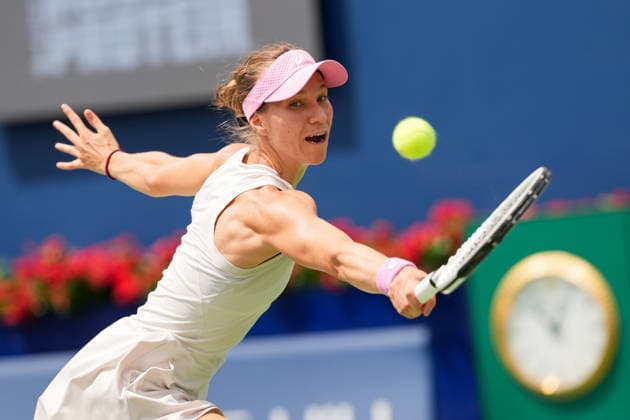 WTA, Tennis Damen Masters 1000 National Bank Open Toronto 2026 - Round of 32 - Day 6 Viktorija Golubic of Swiss lunges to play a forehand during the Women™s Singles round of 32 match against Iga ÅöwiÄÖtek of Poland on day 5 of the WTA Masters 1000 National Bank Open at Sobeys Stadium on August 6, 2026, in Toronto, Canada. (Photo by Leonardo Ramirez Eyepix Group) Copyright: xLeonardoxRamirezx xEyepixxGroupx LR_06082026_08718