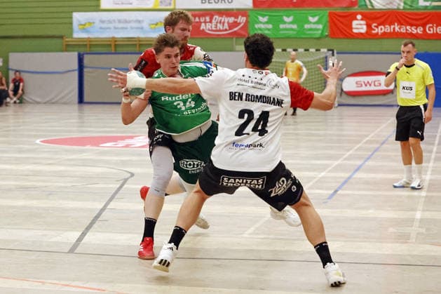 06.08.2026, xovx, Handball Lindencup, HSG Wetzlar - Pfadi Winterthur v.l. Konrad Hübner (Pfadi Winterthur), Paul Kompenhans (HSG Wetzlar), Mehdi Ben Romdhane (Pfadi Winterthur) Linden Stadthalle Hessen Deutschland (DE) *** August 6, 2026, xovx, Lindencup Handball Tournament, HSG Wetzlar vs. Pfadi Winterthur; Konrad Hübner (Pfadi Winterthur), Paul Kompenhans (HSG Wetzlar), Mehdi Ben Romdhane (Pfadi Winterthur); Linden Stadthalle, Hesse, Germany, DE