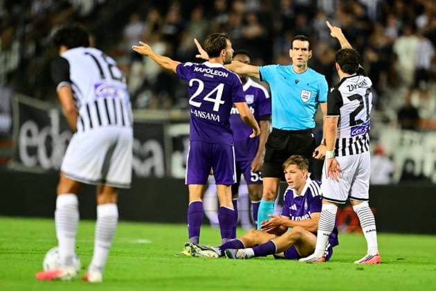 PAOK v RSC Anderlecht - UEFA Europa League THESSALONIKI, GREECE - AUGUST 06 : Llansana Enric midfielder of RSC Anderlecht, referee Juan Martinez Munuera, Zafeiris Christos Midfielder of Paok FC during the UEFA Europa League third qualifying round1st leg match between PAOK and RSC Anderlecht on August 6, 2026 in Thessaloniki, Greece, 06 08 2026 Thessaloniki Greece  Copyright: xJanxDexMeuleneirx