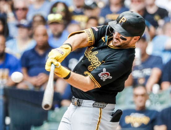 Pittsburgh Pirates first baseman Spencer Horwitz hits an RBI single in the fourth inning of the MLB, Baseball Herren, USA game between the Pittsburgh Pirates and the Milwaukee Brewers at American Family Field in Milwaukee, Wisconsin on Thursday, August 6, 2026.  MIL20260806814 TANNENxMAURY