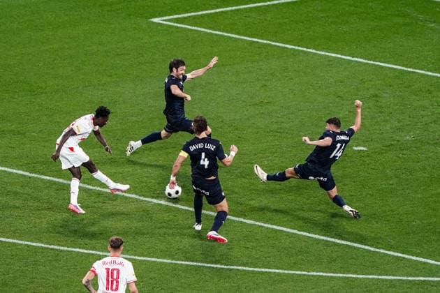 Fussball: Österreich: UEFA Europa League Qualifikation 2026 2027 - 3. Runde, 06.08.2026 - FC Red Bull Salzburg (Österreich) vs. Pafos FC (Zypern) - Red Bull Arena (Wals-Siezenheim, Österreich); Edmund Baidoo (FC Salzburg) schießt *** Soccer Austria UEFA Europa League Qualifying 2026–2027, Round 3, August 6, 2026: FC Red Bull Salzburg (Austria) vs. Pafos FC (Cyprus) at Red Bull Arena, Wals-Siezenheim, Austria. Edmund Baidoo scores for FC Salzburg. Copyright: xLUKAxKOLANOVICx