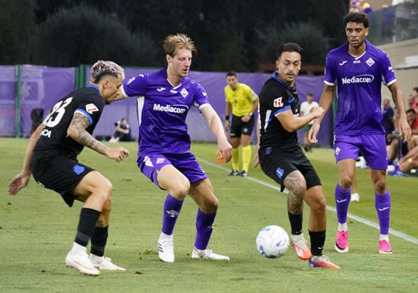 Fiorentina™s Marco Brescianini fight for the ball with Deportivo™s Ximo Navarro and Luismi Cruz during the Friendly soccer match between Fiorentina and Deportivo at the Rocco B. Commisso Viola Park in Florence, center of Italy - Thursday , August 06, 2026. - Soccer  Copyright: xMarcoxBucco LaxPressex