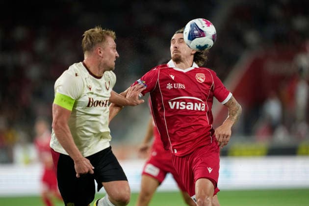 Thun, Switzerland - August 06: Marc Gutbub (33 THU) against Oliver Ekroth (4 Vikingur R.) during the UEFA Europa League Qualification match between FC Thun and Vikingur Reykjavik at VISANA Stadion on August 06, 2026 in Thun, Switzerland.  Copyright: xKjetilxWaberx xSPPx Sportspressphoto_SPR201558