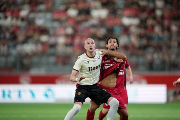 Thun, Switzerland - August 06: Aaron Elis Thrandarson (21 Vikingur R.) against Jan Bamert (19 THU) during the UEFA Europa League Qualification match between FC Thun and Vikingur Reykjavik at VISANA Stadion on August 06, 2026 in Thun, Switzerland.  Copyright: xKjetilxWaberx xSPPx Sportspressphoto_SPR201560