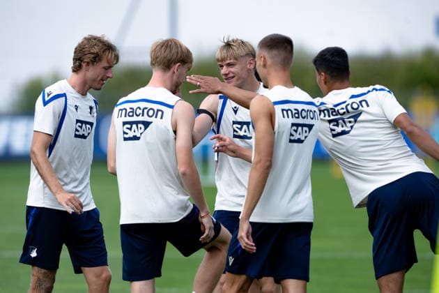 Warmmachuebungen in Kleinteam, die viel Spass haben zusammen; hier Nathan De Cat, (TSG Hoffenheim, 17), der Alexander Prass, (TSG Hoffenheim, 22) neckt, TSG Hoffenheim, Fussball, Trainingslager, Saison Vorbereitung, Saison 2026 2027, GER, 06.08.2026, Eibner-Pressefoto Andreas Ulmer TSG Hoffenheim, Fussball, Trainingslager, Saison Vorbereitung, Saison 2026 2027, GER, 06.08.2026, *** Warm-up exercises in small groups—they’re having a lot of fun together here: Nathan De Cat, TSG Hoffenheim, 17, who is teasing Alexander Prass, TSG Hoffenheim, 22, is teasing him; TSG Hoffenheim, soccer, training camp, preseason, 2026–2027 season, GER, August 6, 2026, Eibner Press Photo by Andreas Ulmer, TSG Hoffenheim, soccer, training camp, preseason, 2026–2027 season, GER, August 6, 2026, Copyright: xEibner-Pressefoto AndreasxUlmerx EP_AUR