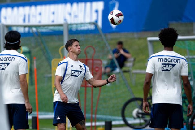 Adam Hlozek, (TSG Hoffenheim, 10) geht gut mit dem Ball um, TSG Hoffenheim, Fussball, Trainingslager, Saison Vorbereitung, Saison 2026 2027, GER, 06.08.2026, Eibner-Pressefoto Andreas Ulmer TSG Hoffenheim, Fussball, Trainingslager, Saison Vorbereitung, Saison 2026 2027, GER, 06.08.2026, *** Adam Hlozek, TSG Hoffenheim, No. 10, handles the ball well, TSG Hoffenheim, soccer, training camp, preseason, 2026–2027 season, GER, August 6, 2026, Eibner Press Photo by Andreas Ulmer, TSG Hoffenheim, soccer, training camp, preseason, 2026–2027 season, GER, August 6, 2026, Copyright: xEibner-Pressefoto AndreasxUlmerx EP_AUR