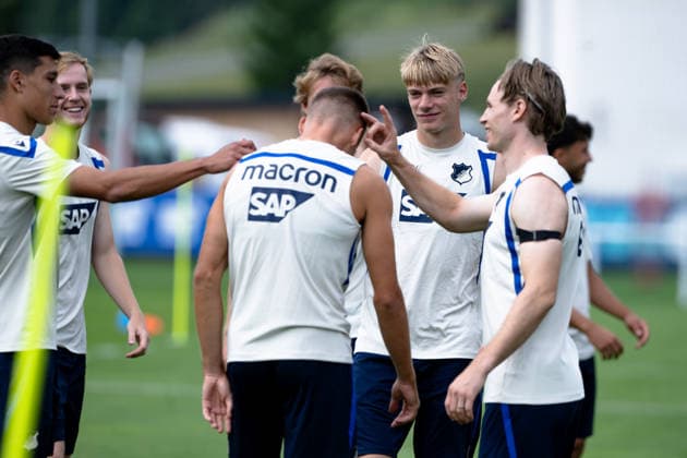 Nathan De Cat, (TSG Hoffenheim, 17), Mitte schaut zu, wie die Rituale im Team so sind, Patrick Wimmer, (TSG Hoffenheim, 08) machts vor, TSG Hoffenheim, Fussball, Trainingslager, Saison Vorbereitung, Saison 2026 2027, GER, 06.08.2026, Eibner-Pressefoto Andreas Ulmer TSG Hoffenheim, Fussball, Trainingslager, Saison Vorbereitung, Saison 2026 2027, GER, 06.08.2026, *** Nathan De Cat, TSG Hoffenheim, 17, center, watches to see what the team’s rituals are like; Patrick Wimmer, TSG Hoffenheim, 08, shows how it’s done; TSG Hoffenheim, soccer, training camp, preseason, 2026–2027 season, GER, August 6, 2026, Eibner press photo by Andreas Ulmer, TSG Hoffenheim, soccer, training camp, preseason, 2026–2027 season, GER, August 6, 2026, Copyright: xEibner-Pressefoto AndreasxUlmerx EP_AUR