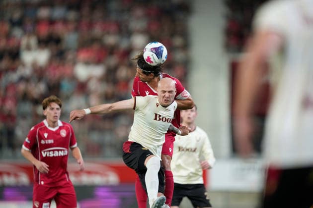 Thun, Switzerland - August 06: Aaron Elis Thrandarson (21 Vikingur R.) against Justin Roth (16 THU) during the UEFA Europa League Qualification match between FC Thun and Vikingur Reykjavik at VISANA Stadion on August 06, 2026 in Thun, Switzerland.  Copyright: xKjetilxWaberx xSPPx Sportspressphoto_SPR201561