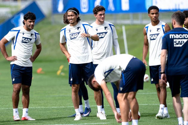Koki Machida, (TSG Hoffenheim, 28) ,2.v.l., ist mittlerweile aus der Verletzungspause zurück, neben ihm Ozan Kabak, (TSG Hoffenheim, 05, TSG Hoffenheim, Fussball, Trainingslager, Saison Vorbereitung, Saison 2026 2027, GER, 06.08.2026, Eibner-Pressefoto Andreas Ulmer TSG Hoffenheim, Fussball, Trainingslager, Saison Vorbereitung, Saison 2026 2027, GER, 06.08.2026, *** Koki Machida, TSG Hoffenheim, 28, second from left, has now returned from injury; next to him is Ozan Kabak, TSG Hoffenheim, 05, TSG Hoffenheim, soccer, training camp, preseason, 2026–2027 season, GER, August 6, 2026, Eibner Press Photo by Andreas Ulmer, TSG Hoffenheim, soccer, training camp, preseason, 2026–2027 season, GER, August 6, 2026, Copyright: xEibner-Pressefoto AndreasxUlmerx EP_AUR