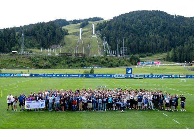 Das Team und Staff der TSG Hoffenheim mit zahlreichen Fans TSG Hoffenheim, Fussball, Trainingslager, Saison Vorbereitung, Saison 2026 2027, GER, 06.08.2026, Eibner-Pressefoto Andreas Ulmer TSG Hoffenheim, Fussball, Trainingslager, Saison Vorbereitung, Saison 2026 2027, GER, 06.08.2026, *** The TSG Hoffenheim team and staff with numerous fans TSG Hoffenheim, soccer, training camp, preseason, 2026–2027 season, GER, August 6, 2026, Eibner Press Photo by Andreas Ulmer TSG Hoffenheim, soccer, training camp, preseason, 2026–2027 season, GER, August 6, 2026, Copyright: xEibner-Pressefoto AndreasxUlmerx EP_AUR