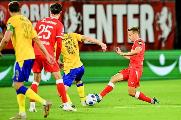 ENSCHEDE , 06Ã08-2026 , Stadium Grolsch Veste , season 2026 2027 , UEFA Europa League play-off football , match between FC Twente and FC DAC 1904 , picture shows FC Twente player Mathias Kjolo vs DAC 1904 player Klemen Nemanic Twente - DAC 1904  x205491131x Copyright: