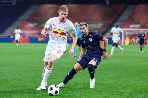 SOCCER - UEFA EL, RBS vs Pafos SALZBURG,AUSTRIA,06.AUG.26 - SOCCER - UEFA Europa League, qualification, Red Bull Salzburg vs Pafos FC. Image shows Valentin Zabransky (RBS) and Vlad Dragomir (Pafos).  GEPAxpictures xDavidxGeieregger