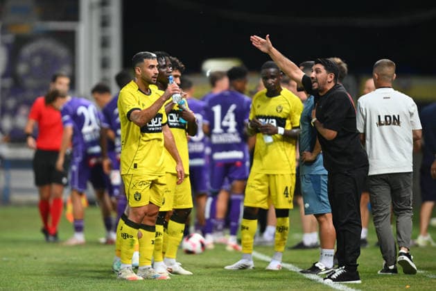 Beitar Jerusalem v Austria Wien - UEFA Conference League Almog Choen, head coach of Beitar Jerusalem, reacts during the UEFA Conference League match between Beitar Jerusalem and Austria Vienna at the Ilie Oana Stadium in Ploiesti, Romania, on August 6, 2026. Ploiesti Romania  Copyright: xAlexxNicodimx originalFilename:nicodim-uefaconf260806_np5Sh.jpg