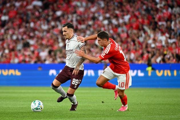 Alexandros Kyziridis of Heart of Midlothian and Heorhiy Sudakov of Benfica Benfica v Hearts, UEFA Europa League, 3rd Qualifying Round, Football, Estadio da Luz, Lisbon, Portugal - 06 Aug 2026Lisbon Estadio da Luz Scotland Portugal  Copyright: xZedxJameson Shutterstockx 17050166bg