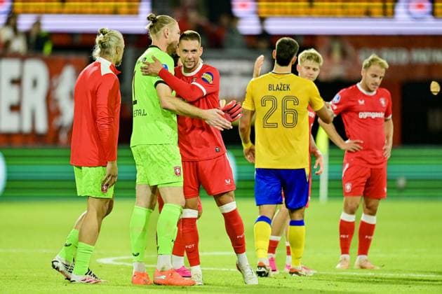 ENSCHEDE , 06Ã08-2026 , Stadium Grolsch Veste , season 2026 2027 , UEFA Europa League play-off football , match between FC Twente and FC DAC 1904 , picture shows FC Twente player Mathias Kjolo and FC Twente goalkeeper Lars Unnerstall celebrations after winning the match with 6-0 Twente - DAC 1904  x205491363x Copyright: