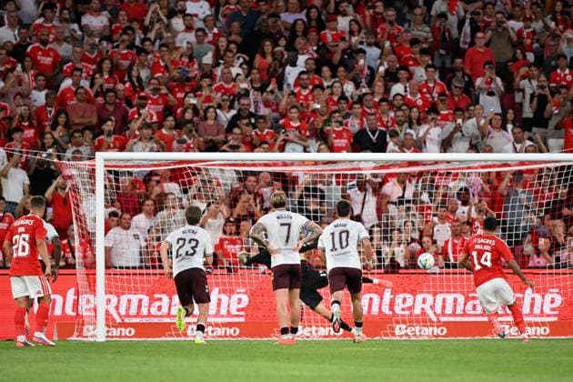 Evangelos Pavlidis of Benfica scores a penalty kick to make it 3-0 to Benfica Benfica v Hearts, UEFA Europa League, 3rd Qualifying Round, Football, Estadio da Luz, Lisbon, Portugal - 06 Aug 2026Lisbon Estadio da Luz Scotland Portugal  Copyright: xZedxJameson Shutterstockx 17050166bk