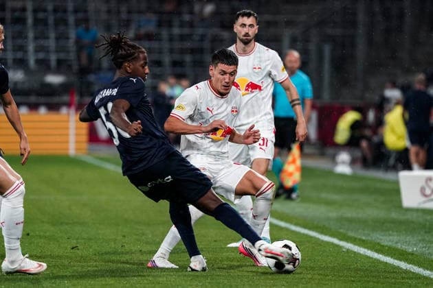 Fussball: Österreich: UEFA Europa League Qualifikation 2026 2027 - 3. Runde, 06.08.2026 - FC Red Bull Salzburg (Österreich) vs. Pafos FC (Zypern) - Red Bull Arena (Wals-Siezenheim, Österreich); Alexandre Brito (Pafos FC), Damir Redzic (FC Salzburg) *** Soccer Austria UEFA Europa League Qualifiers 2026–2027, Round 3, August 6, 2026: FC Red Bull Salzburg (Austria) vs. Pafos FC (Cyprus) at Red Bull Arena, Wals-Siezenheim, Austria; Alexandre Brito (Pafos FC), Damir Redzic (FC Salzburg) Copyright: xLUKAxKOLANOVICx