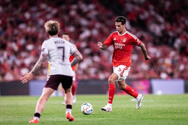 August 6, 2026, Lisboa, Lisboa, Portugal: Enzo Barrenechea of SL Benfica passes the ball during the first leg of the UEFA Europa League Qualifier match between SL Benfica and Hearts of Midlothian F.C. at Estadio da Luz in Lisboa on August 06, 2026 SL Benfica X Hearts Of Midlothian F.C. - UEFA Europa League Qualifier  - ZUMAg283 20260806_zsp_g283_048 Copyright: xJoaoxGregoriox