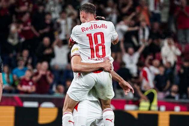 Fussball: Österreich: UEFA Europa League Qualifikation 2026 2027 - 3. Runde, 06.08.2026 - FC Red Bull Salzburg (Österreich) vs. Pafos FC (Zypern) - Red Bull Arena (Wals-Siezenheim, Österreich); Niklas Veratschnig (FC Salzburg) bejubelt das Tor von Haris Tabakovic (FC Salzburg) zum 1-0 *** Soccer Austria UEFA Europa League Qualifying 2026–2027, Round 3, August 6, 2026, FC Red Bull Salzburg (Austria) vs. Pafos FC (Cyprus), Red Bull Arena, Wals-Siezenheim, Austria; Niklas Veratschnig of FC Salzburg celebrates Haris Tabakovic’s goal, giving FC Salzburg a 1–0 lead Copyright: xLUKAxKOLANOVICx