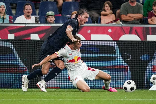 Fussball: Österreich: UEFA Europa League Qualifikation 2026 2027 - 3. Runde, 06.08.2026 - FC Red Bull Salzburg (Österreich) vs. Pafos FC (Zypern) - Red Bull Arena (Wals-Siezenheim, Österreich); Ivan Sunjic (Pafos FC), Niklas Veratschnig (FC Salzburg) *** Soccer Austria UEFA Europa League Qualifying 2026–2027, Round 3, August 6, 2026, FC Red Bull Salzburg (Austria) vs. Pafos FC (Cyprus), Red Bull Arena, Wals-Siezenheim, Austria; Ivan Sunjic (Pafos FC), Niklas Veratschnig (FC Salzburg) Copyright: xLUKAxKOLANOVICx