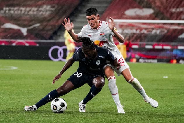 Fussball: Österreich: UEFA Europa League Qualifikation 2026 2027 - 3. Runde, 06.08.2026 - FC Red Bull Salzburg (Österreich) vs. Pafos FC (Zypern) - Red Bull Arena (Wals-Siezenheim, Österreich); Vlad Dragomir (Pafos FC), Damir Redzic (FC Salzburg) *** Soccer Austria UEFA Europa League Qualifying 2026–2027, Round 3, August 6, 2026: FC Red Bull Salzburg (Austria) vs. Pafos FC (Cyprus) at Red Bull Arena, Wals-Siezenheim, Austria; Vlad Dragomir (Pafos FC), Damir Redzic (FC Salzburg) Copyright: xLUKAxKOLANOVICx
