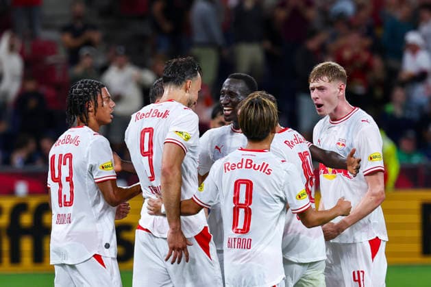 SOCCER - UEFA EL, RBS vs Pafos SALZBURG,AUSTRIA,06.AUG.26 - SOCCER - UEFA Europa League, qualification, Red Bull Salzburg vs Pafos FC. Image shows the rejoicing of scorer Haris Tabakovic (RBS) with his teammates.  GEPAxpictures xDavidxGeieregger