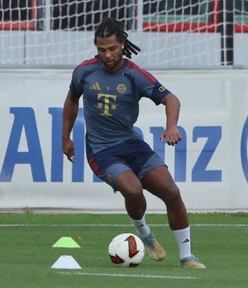 06.08.2026, FC Bayern Muenchen, Training, Saebenerstrasse Muenchen , Fussball, im Bild: Serge Gnabry (FC Bayern Muenchen) *** August 6, 2026, FC Bayern Munich, Training, Säbenerstrasse, Munich, Soccer, Sports, Pictured: Serge Gnabry, FC Bayern Munich