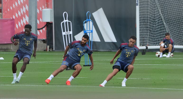 06.08.2026, FC Bayern Muenchen, Training, Saebenerstrasse Muenchen , Fussball, im Bild: Alphons Davies (FC Bayern Muenchen), Ismael Saibari (FC Bayern Muenchen), Jamal Musiala (FC Bayern Muenchen) und Bryan Zaragoza (FC Bayern Muenchen) *** August 6, 2026, FC Bayern Munich, Training, Saebenerstrasse, Munich, Soccer, Sports, Pictured: Alphons Davies (FC Bayern Munich), Ismael Saibari (FC Bayern Munich), Jamal Musiala (FC Bayern Munich), and Bryan Zaragoza (FC Bayern Munich)
