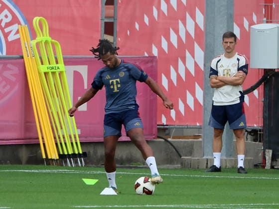 06.08.2026, FC Bayern Muenchen, Training, Saebenerstrasse Muenchen , Fussball, im Bild: Serge Gnabry (FC Bayern Muenchen) kurz von Simon Martinello (FC Bayern Muenchen) beobachtet *** August 6, 2026, FC Bayern Munich, Training, Säbenerstrasse, Munich, Soccer, Sports, Pictured: Serge Gnabry of FC Bayern Munich, photographed by Simon Martinello, FC Bayern Munich