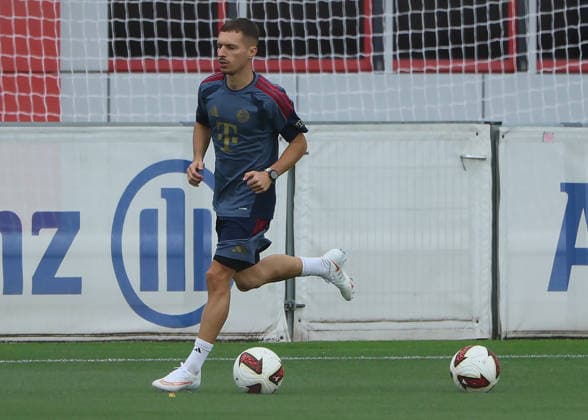 06.08.2026, FC Bayern Muenchen, Training, Saebenerstrasse Muenchen , Fussball, im Bild: Bryan Zaragoza (FC Bayern Muenchen) am Ball *** August 6, 2026, FC Bayern Munich, Training, Säbenerstrasse, Munich, Soccer, Sports, Pictured: Bryan Zaragoza of FC Bayern Munich with the ball