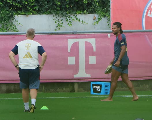 06.08.2026, FC Bayern Muenchen Training, Fussball, im Bild: Benjamin Sommer (FC Bayern Muenchen) und Serge Gnabry (FC Bayern Muenchen) am Ende des Trainings *** August 6, 2026, FC Bayern Munich Training, Soccer, Sports, Pictured: Benjamin Sommer of FC Bayern Munich and Serge Gnabry of FC Bayern Munich at the end of training