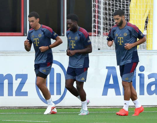 06.08.2026, FC Bayern Muenchen Training, Fussball, im Bild: Jamal Musiala (FC Bayern Muenchen), Alphons Davies (FC Bayern Muenchen) und Ismael Saibari (FC Bayern Muenchen) *** August 6, 2026, FC Bayern Munich Training, Soccer, Sports, Pictured: Jamal Musiala (FC Bayern Munich), Alphons Davies (FC Bayern Munich), and Ismael Saibari (FC Bayern Munich)